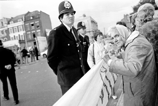 Demonstrators on Commercial Road, 1986