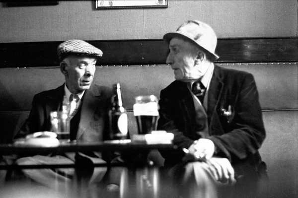 Two men in a Lodge Lane pub. Liverpool 1980 (Bishopsgate Collection)