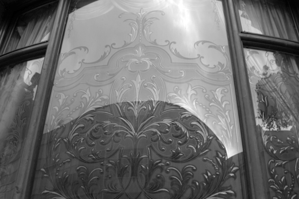 Decorated glass window. The Vines pub. Lime street Liverpool 2005.
