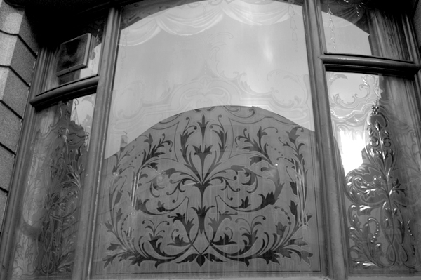 Decorated glass window. The Vines pub. Lime street Liverpool 2005.